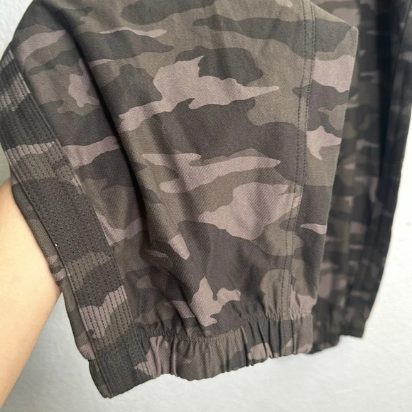 Athleta Farallon Joggers Camo Print Pull On Women Size 26 NWT Activewear Pants - Picture 5 of 12